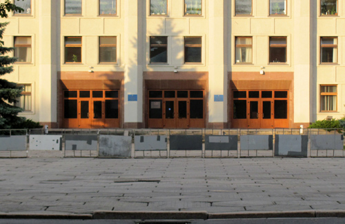 Подпись к фото: Полтавська ОДА огороджена металевим парканом