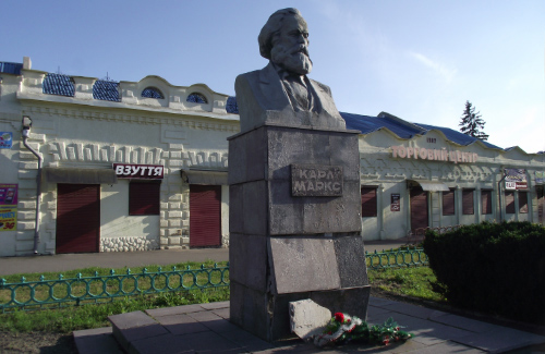 Пам’ятник Карлу Марксу у Пирятині