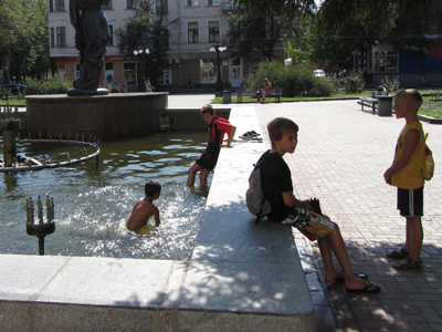 Полтавські діти рятуються від спеки у брудних фонтанах