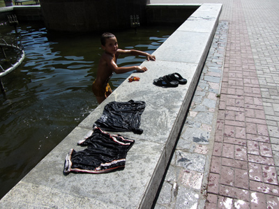 Полтавські діти рятуються від спеки у брудних фонтанах