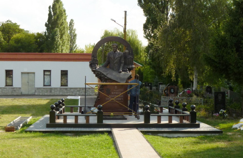 Пам’ятник Анатолію Кукобі на центральному міському кладовищі