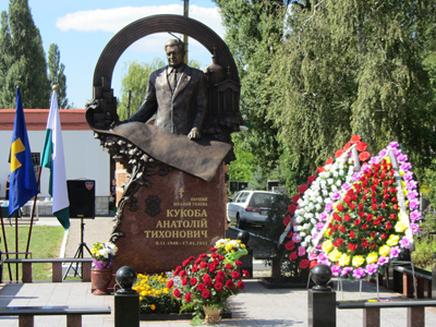Пам’ятник на могилі екс-мера Полтави Анатолія Кукоби