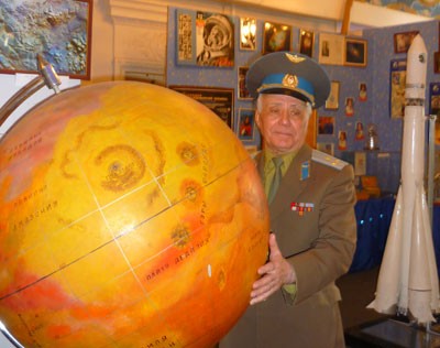 Юрій Олексійович Гагарін поряд з глобусом Марса