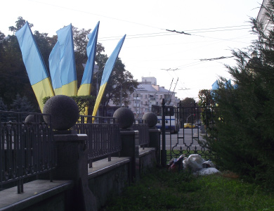 На перехресті вулиць 1100=річчя Полтави та Жовтневої встановлені прапори