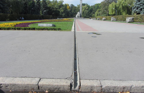 Водостоки Мемориала Солдатской Славы в Полтаве остались без металлических решеток