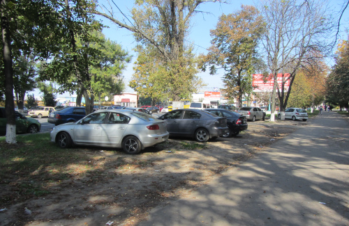 Несанкціонована парковка біля навчального корпусу УМСА