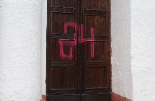 Число «24» на дверях Полтавської гімназії № 9