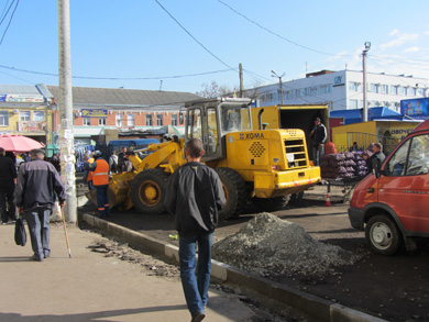 Стихійна торгівля на Новому Базарі загальмувала ремонт автодороги