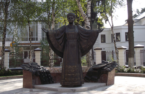 Пам‘ятник Раїсі Кириченко вже встановили на постамент