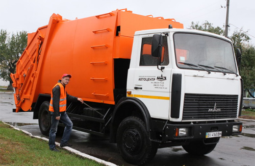 Полтавська влада закупила нові сміттєвози та контейнери