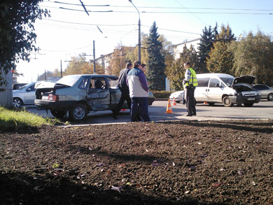 ДТП в Полтаве: Fiat Scudo отбросил ВАЗ на светофор