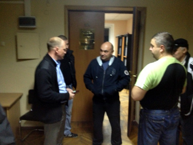 Регіонал -заступник голови РДА (по центру) перешкоджає розслідуванню кандидата від опозиції Сергія Капліна (зліва)