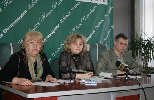 Представники комітету «Табачник-стоп» Ірина Баб'як, Юлія Карпачова, Євген Хайлов