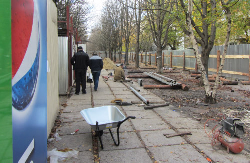 Строительство торговых ларьков на переулке Латышева в Полтаве