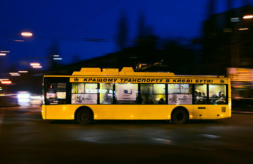 У Києві нетверезий полтавець розвозив колег на тролейбусі