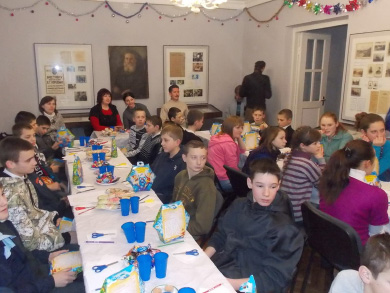 Дітям-сиротам показали майстер-клас з прикрашання Короленківської ялинки