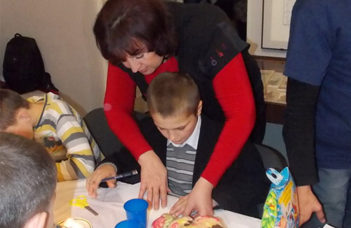 Дітям-сиротам показали майстер-клас з прикрашання Короленківської ялинки