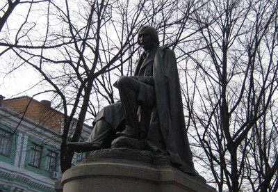Пам’ятник Гоголю у Полтаві
