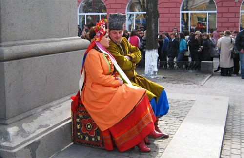 Вакула та його кохана Оксана, які примостилися на скрині позаду пам’ятника Гоголю