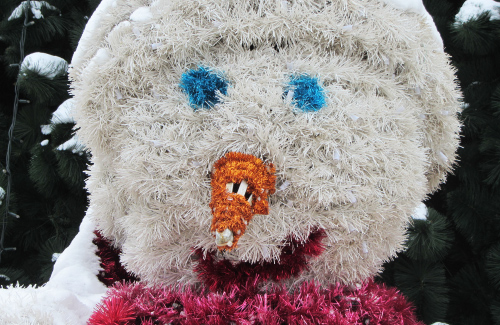 У Полтаві Сніговик відлякує дітей від головної ялинки