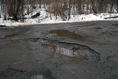 Некоторые ямы на улице Луговой достигли 15 сантиметров глубины