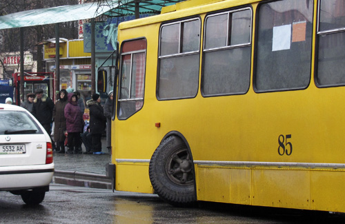 У полтавського тролейбуса відпало колесо