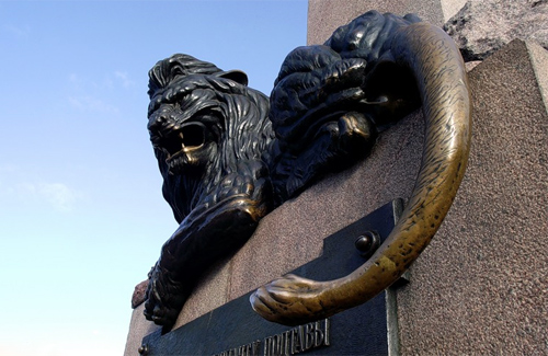Студенти ПолтНТУ полюбляють терти хвіст лева на пам’ятнику славним захисникам Полтави