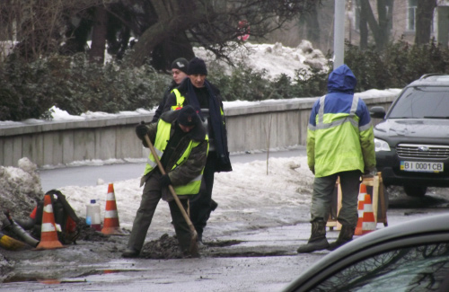 У Полтаві невідомі добровольці відремонтували дорогу в центрі міста