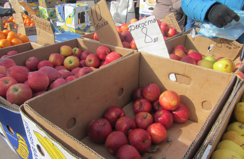 Яблука на центральному продуктовому ринку Полтави