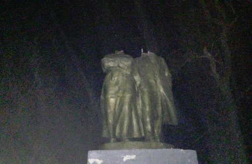 Понівечений пам’ятник Володимиру Леніну та Надії Крупській