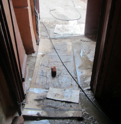 В 4 під’їзді будинку № 88 по вулиці Фрунзе міста Полтава забилась каналізаційна труба