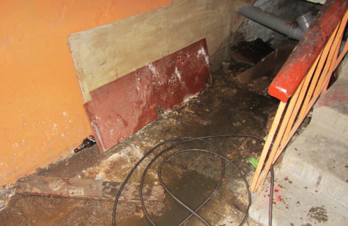 У 4 під’їзді будинку № 88 по вулиці Фрунзе міста Полтава забилась каналізаційна труба