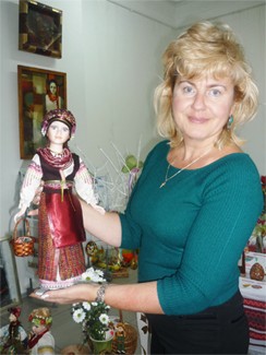 Генеральний директор Художнього салону на Жовтневій Людмила Солодкова, в її руках — унікальна лялька з експозиції