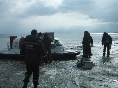На Полтавщине спасли 20 рыбаков, которые оторвались на льдине
