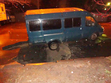 В Полтаве под микроавтобусом «ГАЗель» провалилось дорожное покрытие