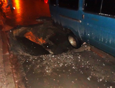 В Полтаве под микроавтобусом «ГАЗель» провалилось дорожное покрытие
