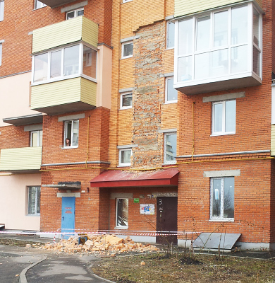 На Гожулянской, 26 обвалились килограммы облицовочных кирпичей