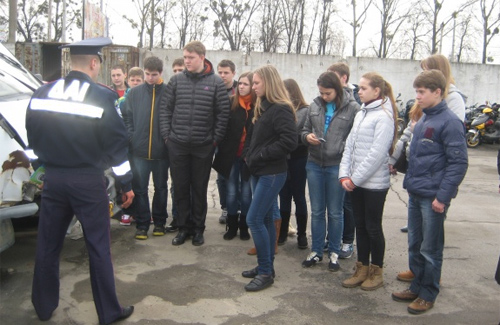 Учні полтавської гімназії побували в гостях у ДАІ