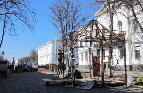 У центрі Полтави нова «архітектурна форма» затуляє Монумент Слави