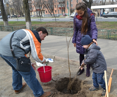 діти саджають дерева