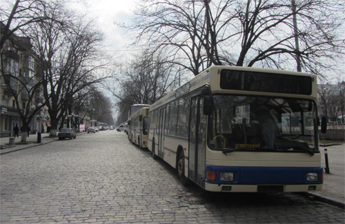Автобуси на пішохідній частині вулиці Жовтнева