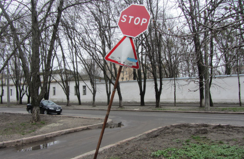 Дорожные знаки на улице Лидова в Полтаве