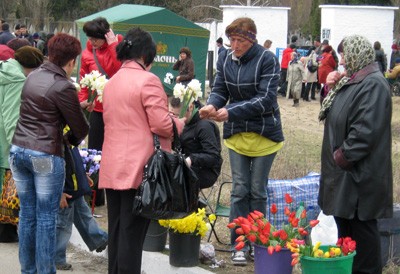 Продавцы предлагают входящим на кладбище полтавчанам цветы