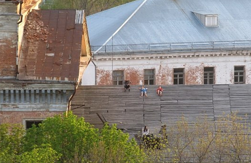 По даху Кадетського корпусу гуляють діти