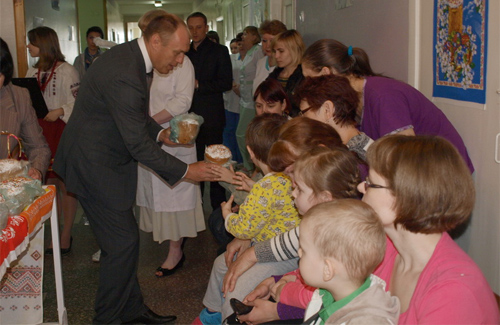 Олександр Мамай привітав пацієнтів дитячої лікарні з Великоднем