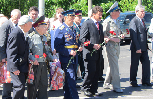 Під час покладання квітів до пам’ятника О.Зигіну в Полтаві ветерани насолоджувалися тишею