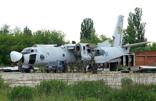 Ан-26 разбирают для транспортировки