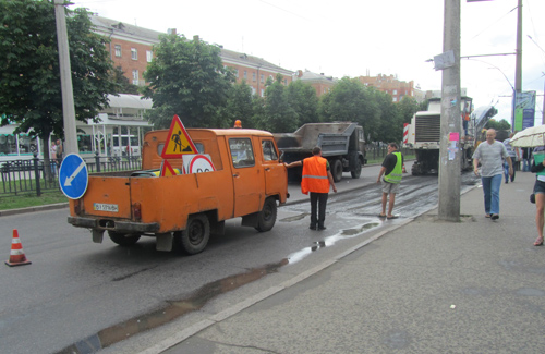 У Полтаві ремонтують дорогу біля зупинки «Університет»