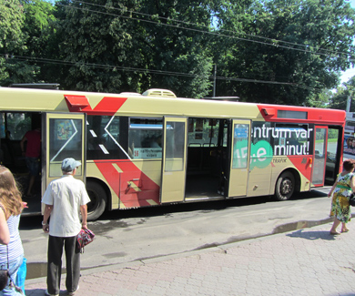 У Полтаві більшість пасажироперевізників ігнорують під’їзд до бордюру на зупинках