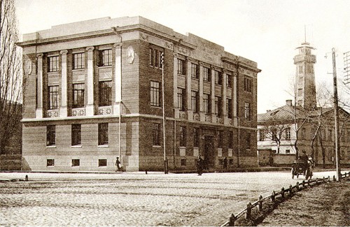 Художньо-реміснича школа імені Хрульова. Нині — ліве крило поштамту.